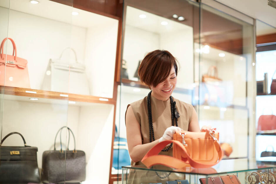 《正社員》ラグジュアリーブランド買取専門スタッフ募集！のカバー写真