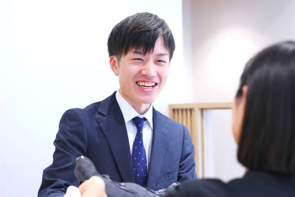 【買取接客中区】ブランド査定｜未経験でも鑑定士を目指せる｜アパレル経験を活かす！のカバー写真