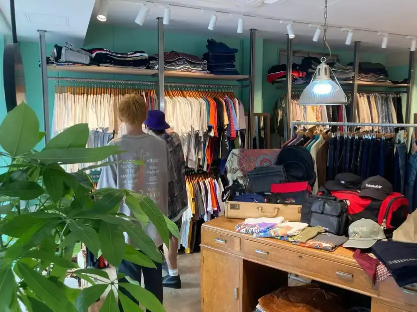 横浜【古着屋/店舗運営スタッフ】古着 × 音楽 × アートのカルチャー発信拠点のカバー写真