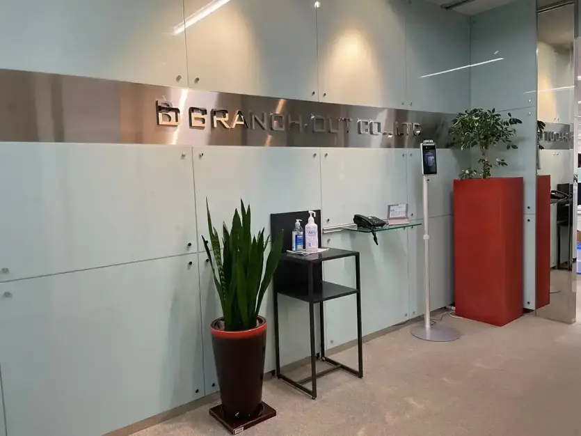 【中途】自社アパレルブランドの企画営業（洋服・雑貨）スタッフ・撮影モデルを募集のカバー写真