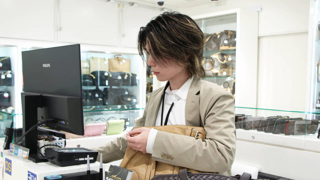 【高時給1,600円】 渋谷｜中古ハイブランドの店舗アルバイトスタッフのカバー写真