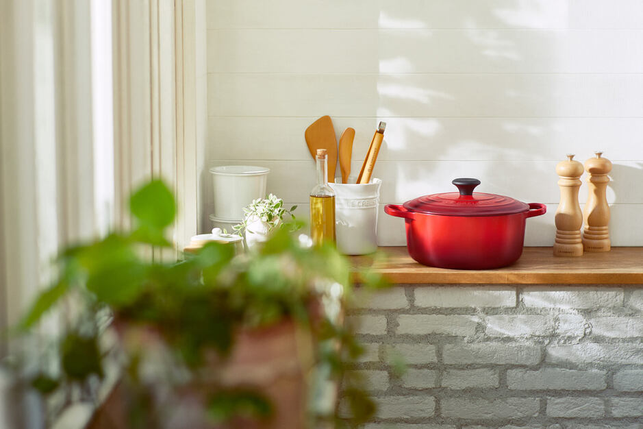 【北千住】歴史あるブランド『ル・クルーゼ』の販売スタッフ｜ワークライフバランス◎のカバー写真