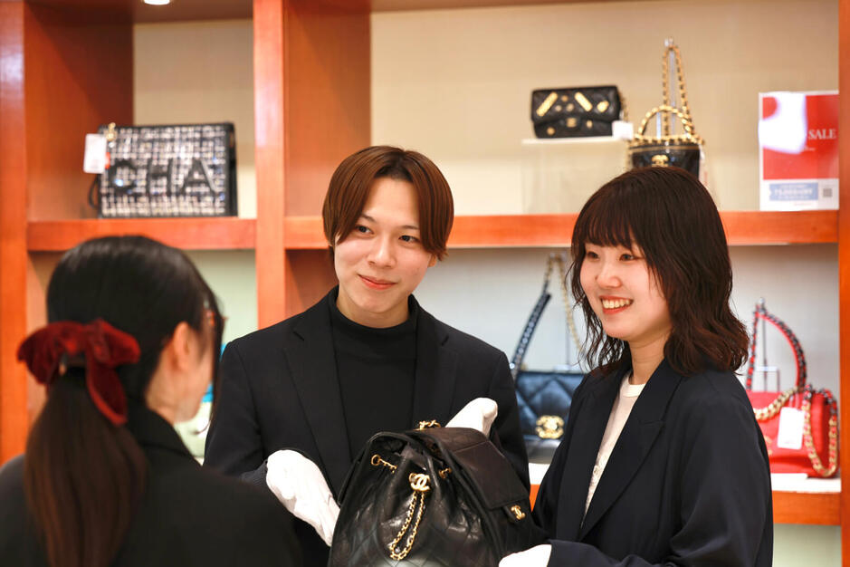 【販売買取新宿】ブランドリユース販売および買取査定｜未経験でも鑑定士を目指せる！のカバー写真