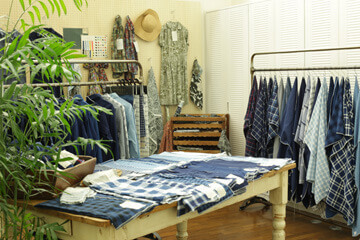 年休122日◆完休2日◆アパレル　テキスタイル企画営業のカバー写真