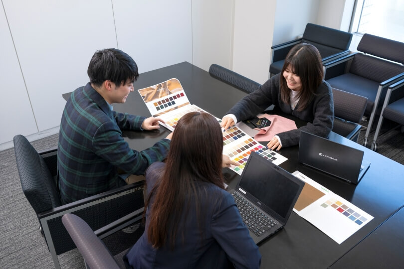 【東京】バッグ企画営業/業界経験を活かす！/年間休日120日のカバー写真