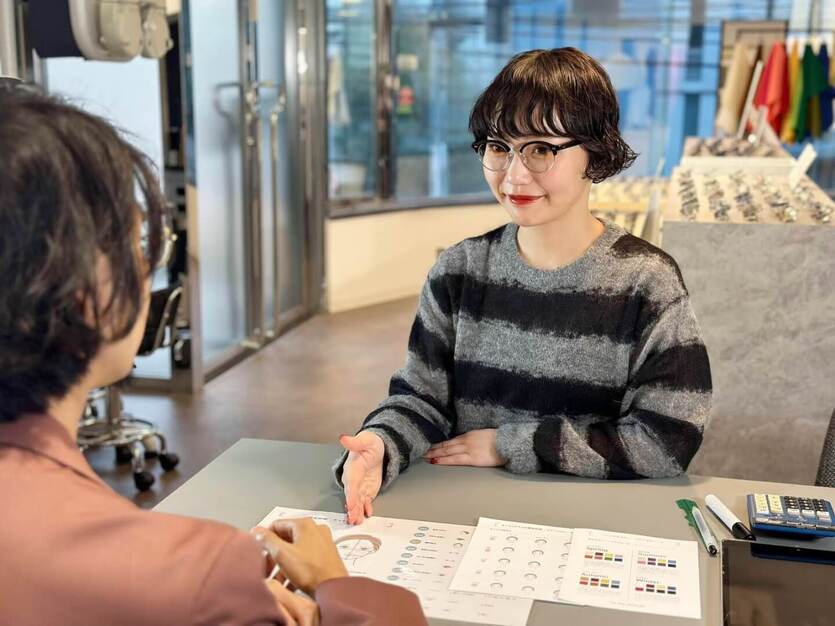 【渋谷】アイウェアスタイリスト｜未経験歓迎！｜私服・ネイル自由◎のカバー写真