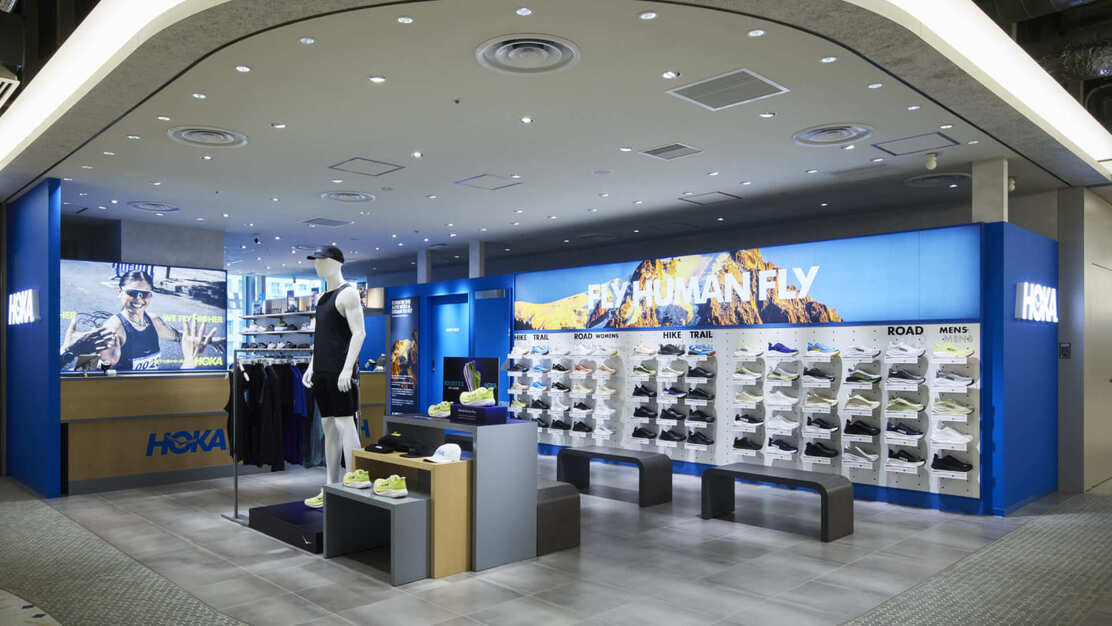 【販売】HOKA NEWoMan高輪｜業績好調／販売スタッフ募集のカバー写真