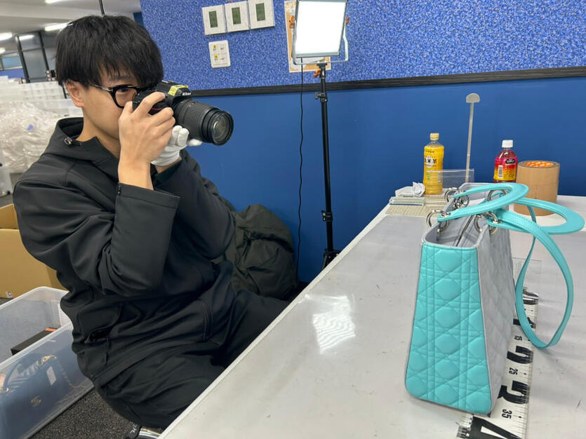 【ブランド品オークション運営・撮影スタッフ】遠方の方WEB面接可！未経験OK！のカバー写真