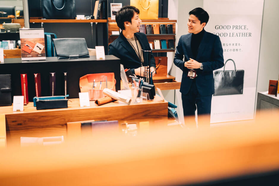 【広島空港】本革製品の販売・接客｜貧困のない社会をつくるのカバー写真