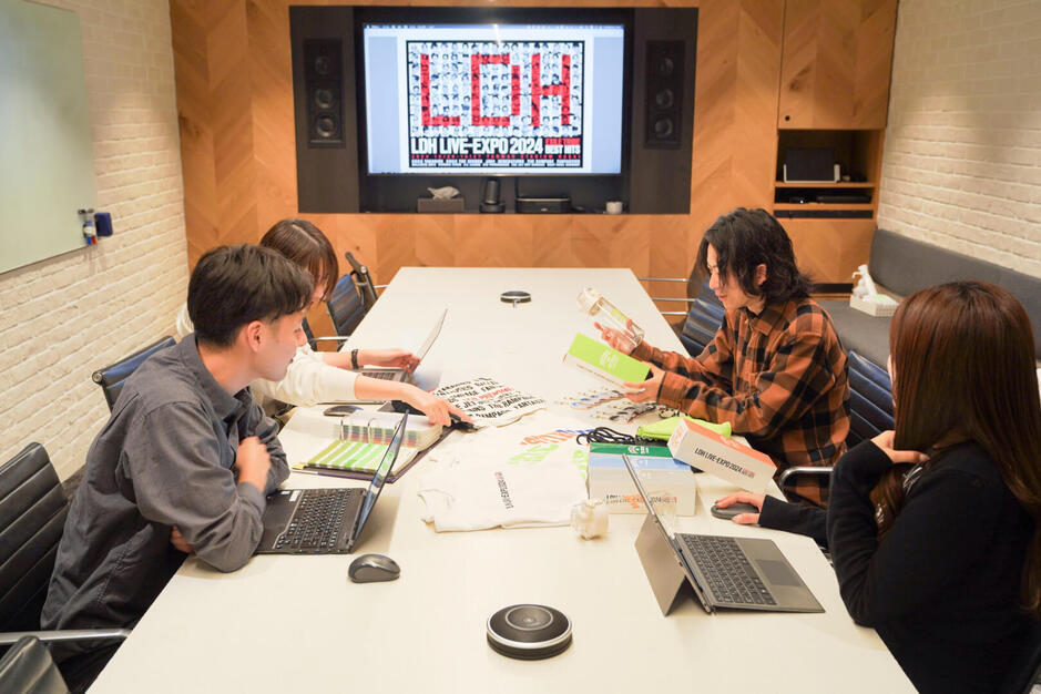 【デザイナー募集】アーティストグッズデザイナーのカバー写真