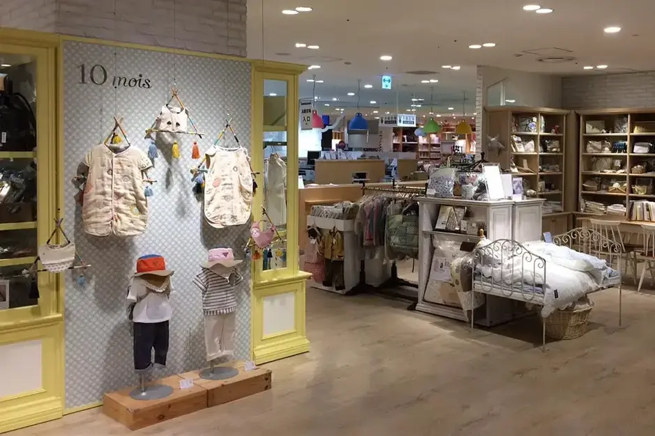 【正社員】【阪急うめだ本店10mois】ベビーグッズ・アパレルの販売のカバー写真