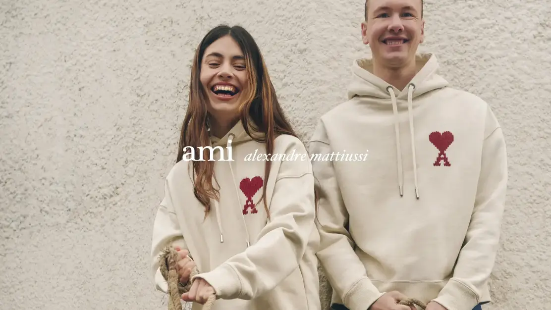 【販売｜GINZA SIX】20〜30代女性スタッフが活躍中！年間休日125日！のカバー写真