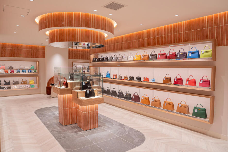 【未経験歓迎！】ブランドバッグの販売｜年間休日123日｜新宿/銀座のカバー写真