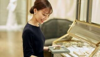 【東京エリア】ウエディングドレススタイリスト|業界未経験OK|長期休暇取得可能のカバー写真