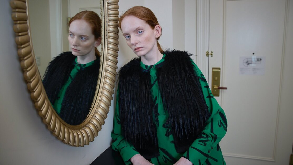 　【デザイナー】レディースアパレル｜OEM/ODM｜土日祝休み/年間休日123日のカバー写真