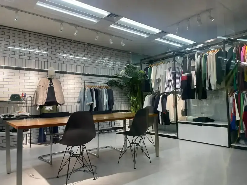 【中途】自社アパレルブランドのECサイト運営・撮影モデル・SNS運用スタッフのカバー写真