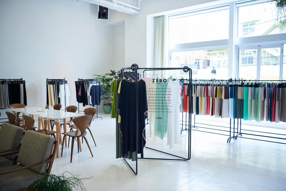 ブランド事業部にて企画および生産管理業務の担当スタッフを急募しておりますのカバー写真