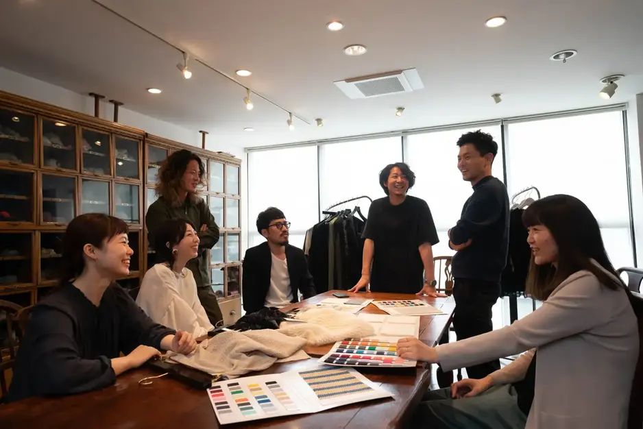 【2027卒 ニット用繊維の営業】海外出張あり！有名ブランドへの営業活動のカバー写真