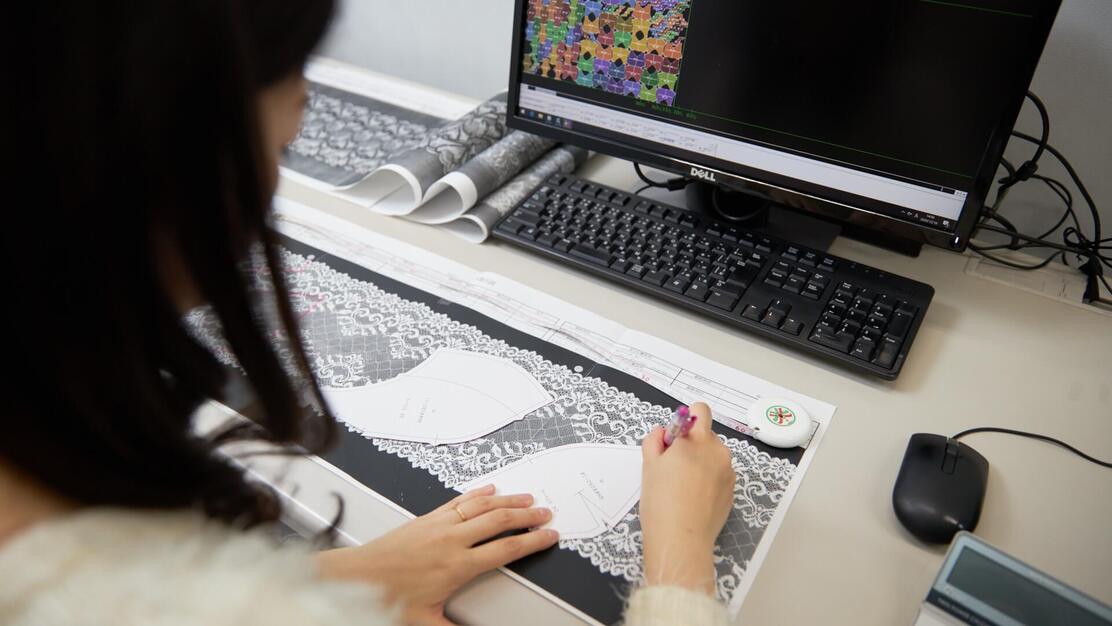 【京都｜正社員】アパレルCAD経験あるパタンナー募集【土日祝休｜年休128日】のカバー写真