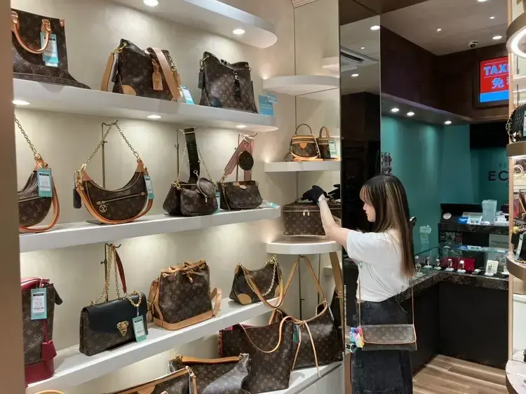【心斎橋】 ブランドリユース販売スタッフ！のカバー写真