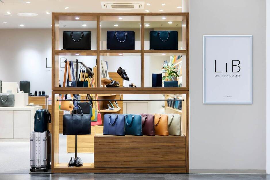 【アミュプラザ長崎】本革製品の販売・接客｜貧困のない社会をつくるのカバー写真