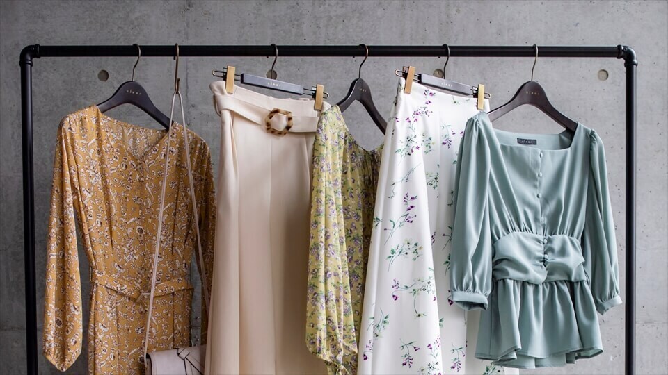 【正社員】レディースアパレル会社の営業事務・営業アシスタント／髪色服装自由のカバー写真