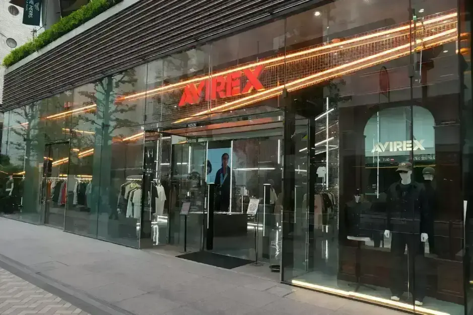 【AVIREX / 富士見】アパレル販売／未経験者活躍中／社員登用ありのカバー写真