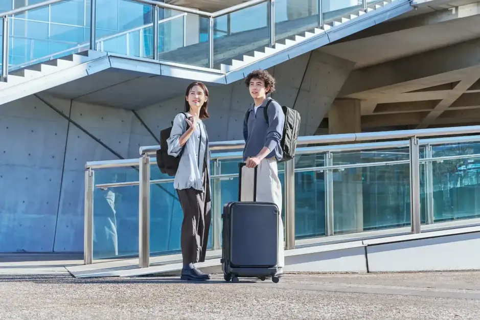 【羽田空港】旅立ちを支えるバッグ・スーツケース販売｜実働7.5hで私生活も大切にのカバー写真