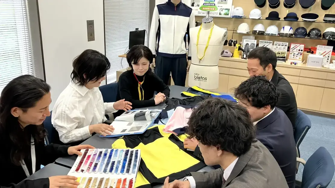 【生産管理｜大阪｜正社員】もっと働きやすい職場へ＼長く愛用される警備服のお仕事／のカバー写真