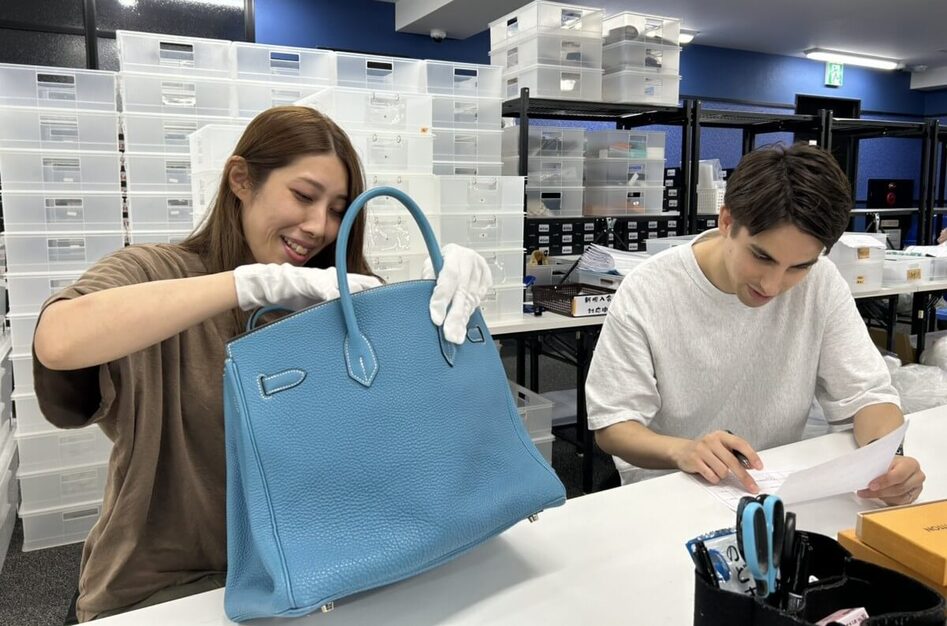 【ブランド品オークション運営・検品スタッフ】遠方の方WEB面接可！未経験OK！のカバー写真