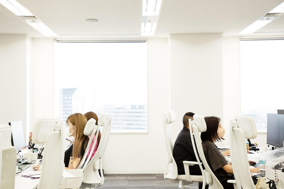 【ECサイト運営】BAMBI WATER急成長中のアパレルブランド！残業ほぼ無しのカバー写真