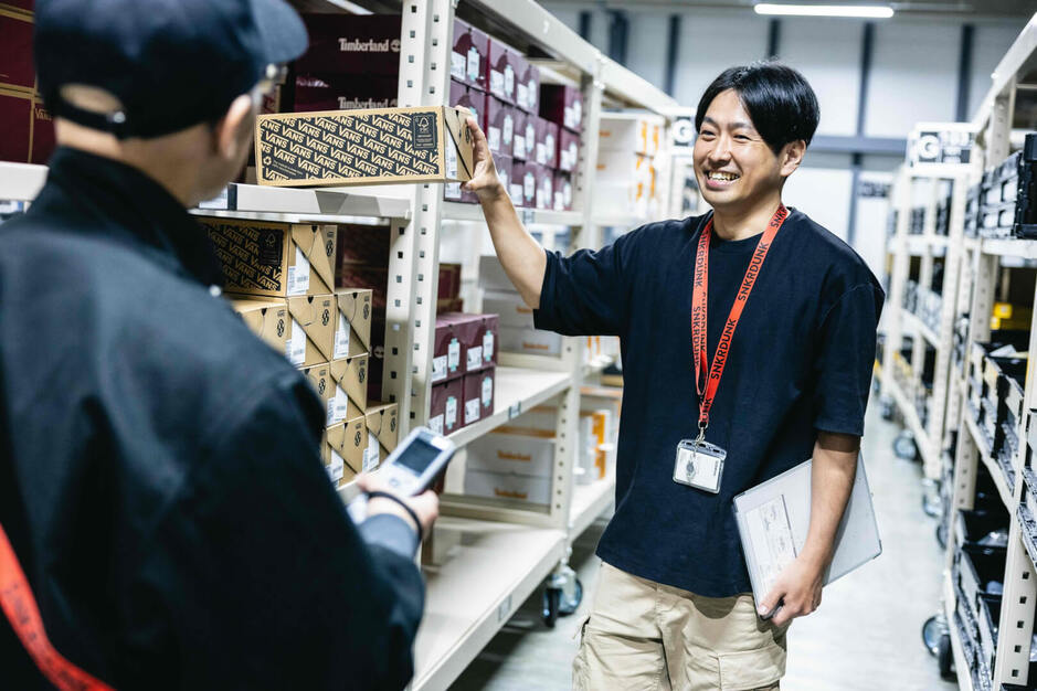 【スニダン】スニーカーの検品/クリーニング作業＼時給1400円／のカバー写真