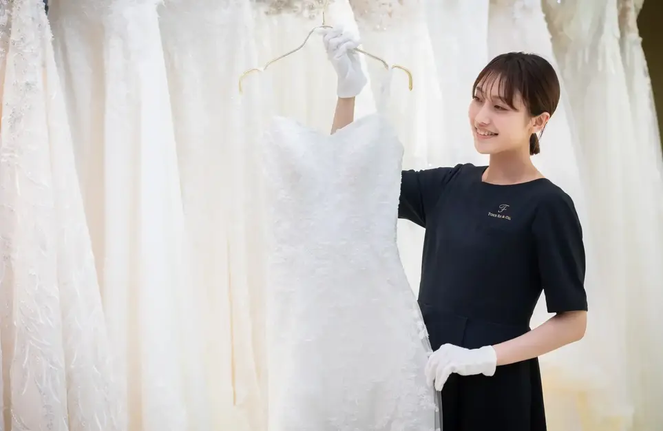 【東京エリア】婚礼衣装のメンテナンススタッフのカバー写真