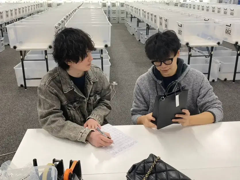 【ブランド品オークション運営・検品スタッフ】遠方の方WEB面接可！未経験OK！のカバー写真