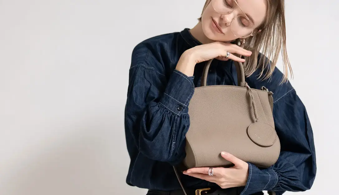 「届くワクワク」を設計する。自社ECバッグブランドのロジスタッフ／社員登用ありのカバー写真