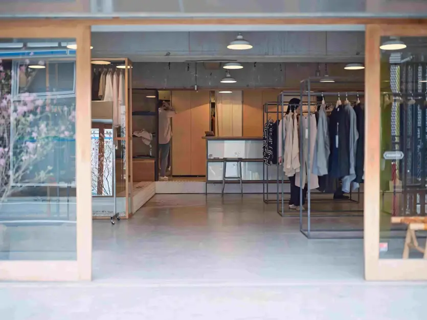 メンズブランド（MARKAWARE 等）の生産管理業務スタッフの募集ですのカバー写真