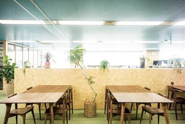 【経理財務】服装・髪・ネイル自由！バックオフィスも自分らしくニット・カットソーのカバー写真