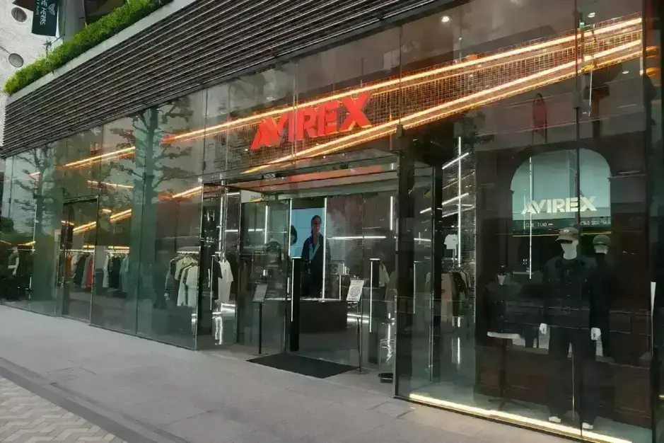 【AVIREX / 西宮】アパレル販売／未経験者活躍中／社員登用ありのカバー写真
