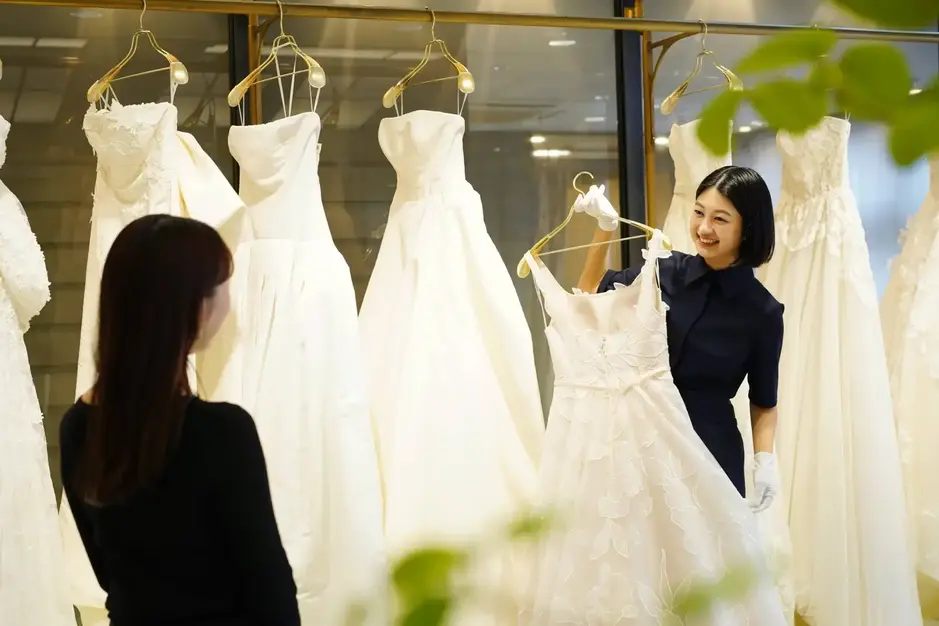 【27新卒対象】運命の一着に導くドレススタイリストを募集（関東エリア採用）のカバー写真