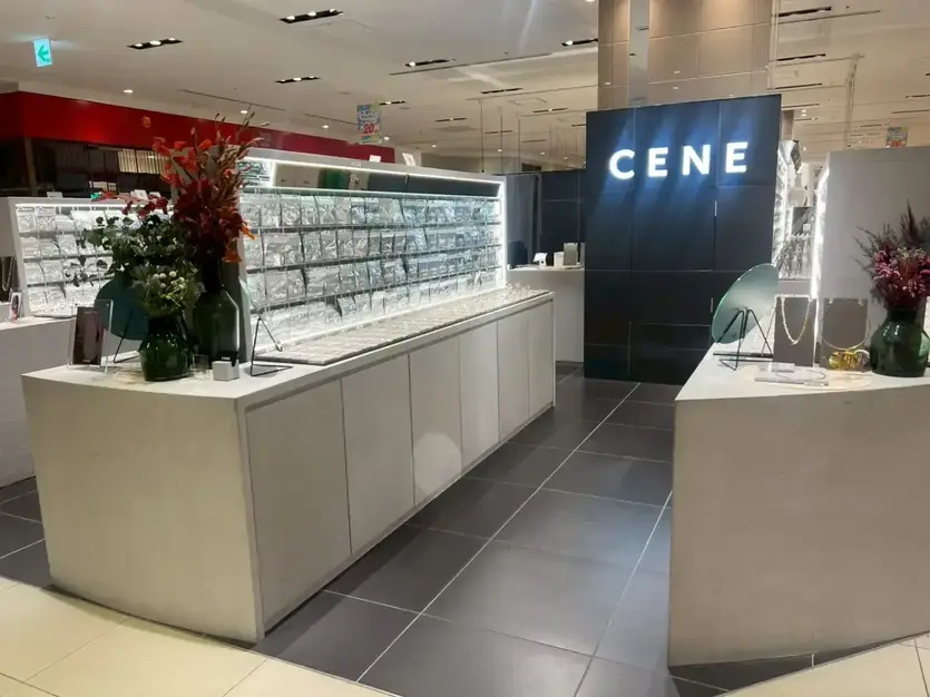 ルクア大阪：店長候補／インスタフォロワー24万人超え／CENEのカバー写真