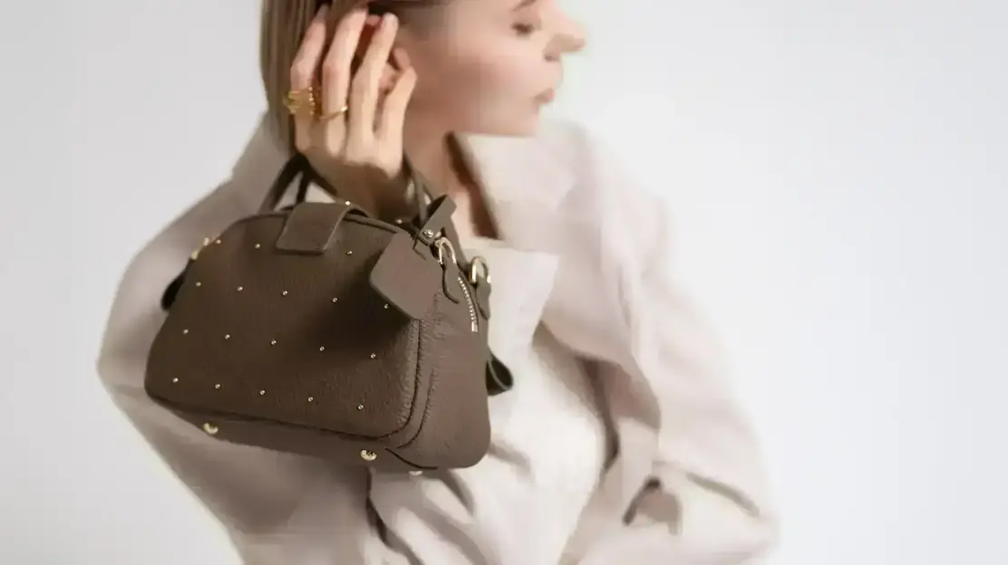 【Web・EC運営】バッグブランド｜有給消化率100％｜フレックス・週休2日制のカバー写真